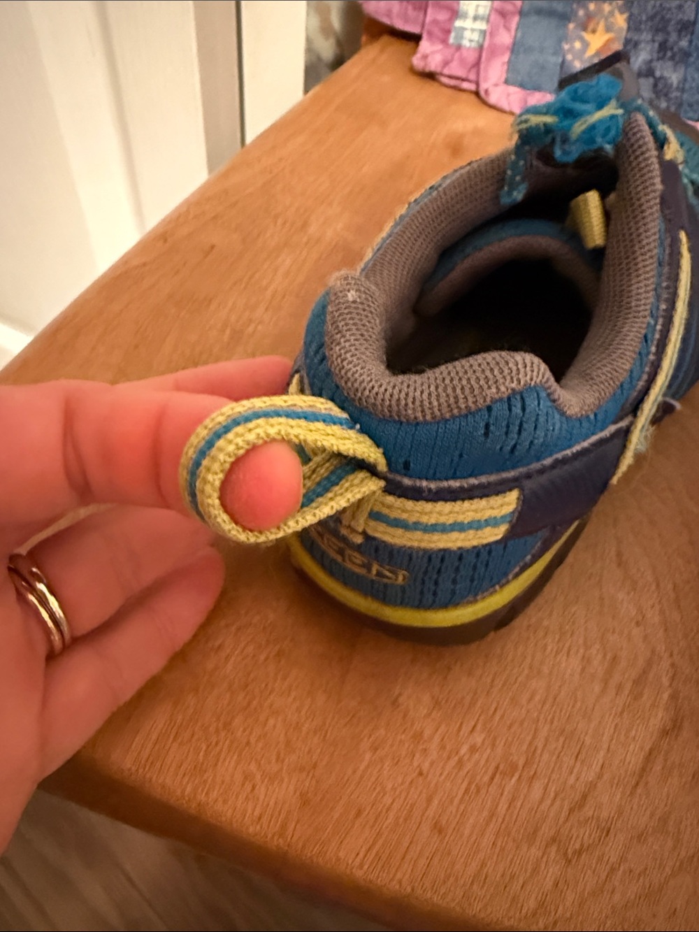 Keen: Boys hiking shoes size 2 - Picture 5 of 6